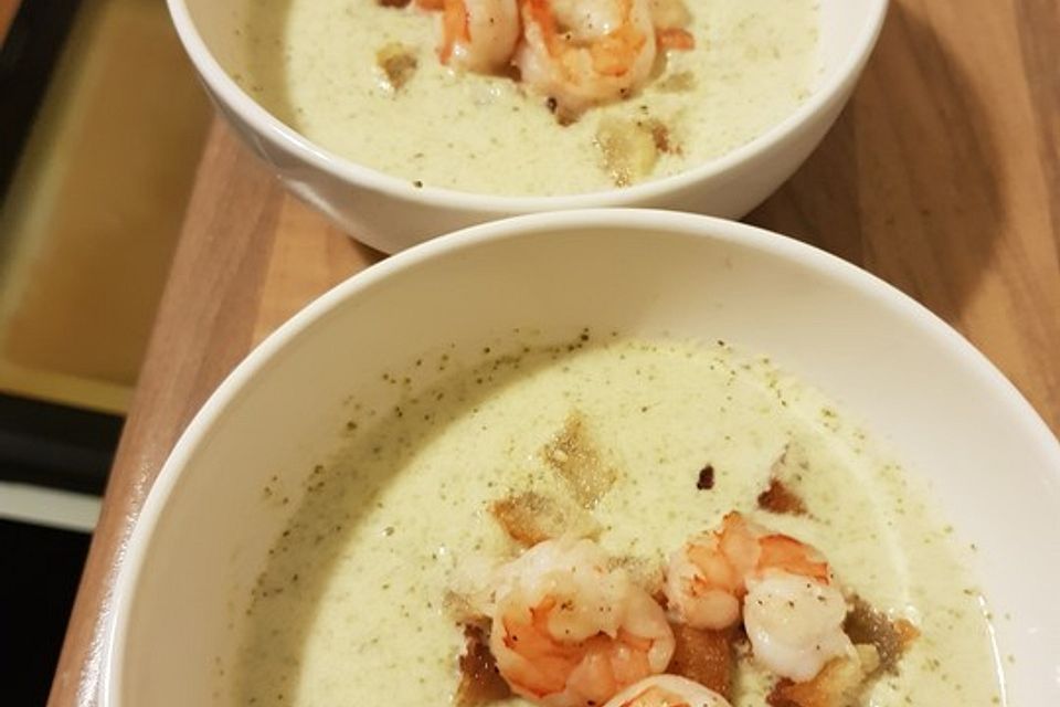 Brokkolicremesüppchen mit gebratenen Gambas und Croutons