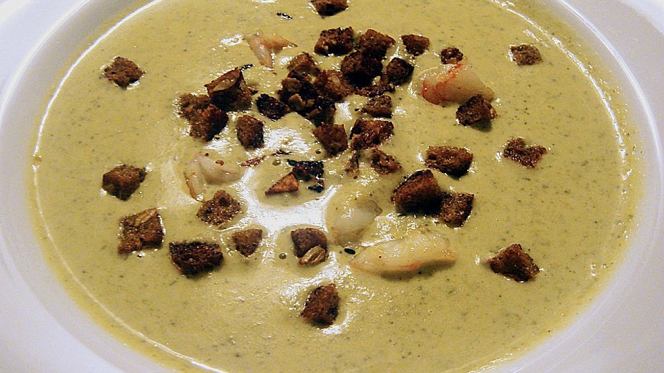 Brokkolicremesüppchen mit gebratenen Gambas und Croutons von chefkoch