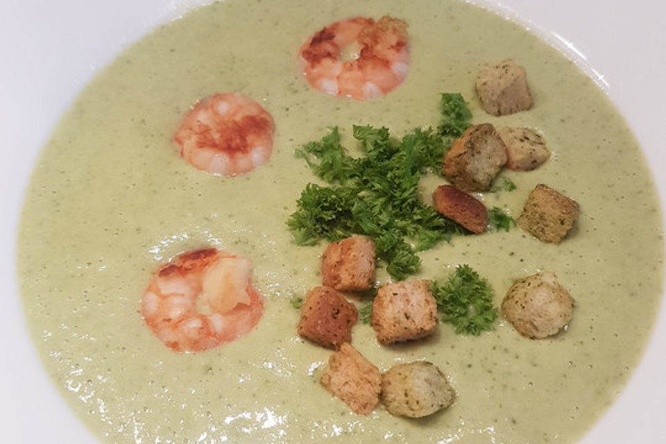 Brokkolicremesüppchen mit gebratenen Gambas und Croutons