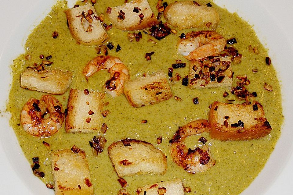 Brokkolicremesüppchen mit gebratenen Gambas und Croutons