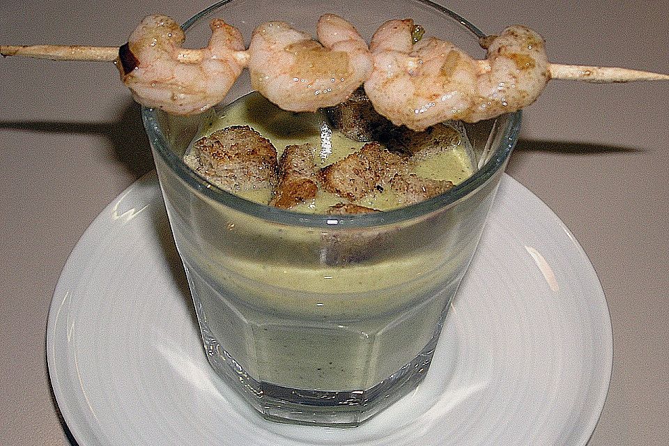 Brokkolicremesüppchen mit gebratenen Gambas und Croutons