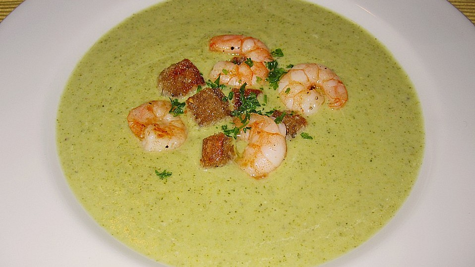 Brokkolicremesüppchen mit gebratenen Gambas und Croutons von chefkoch