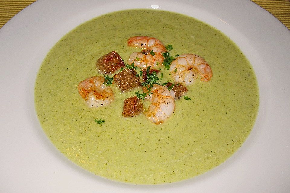 Brokkolicremesüppchen mit gebratenen Gambas und Croutons