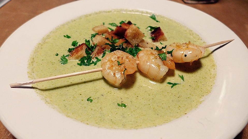 Brokkolicremesüppchen mit gebratenen Gambas und Croutons von chefkoch
