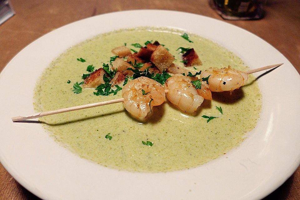 Brokkolicremesüppchen mit gebratenen Gambas und Croutons