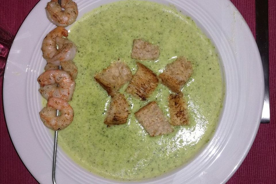 Brokkolicremesüppchen mit gebratenen Gambas und Croutons