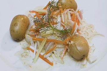 Heilbutt im Gemüsebett mit Senfsauce und kleinen Kartoffeln