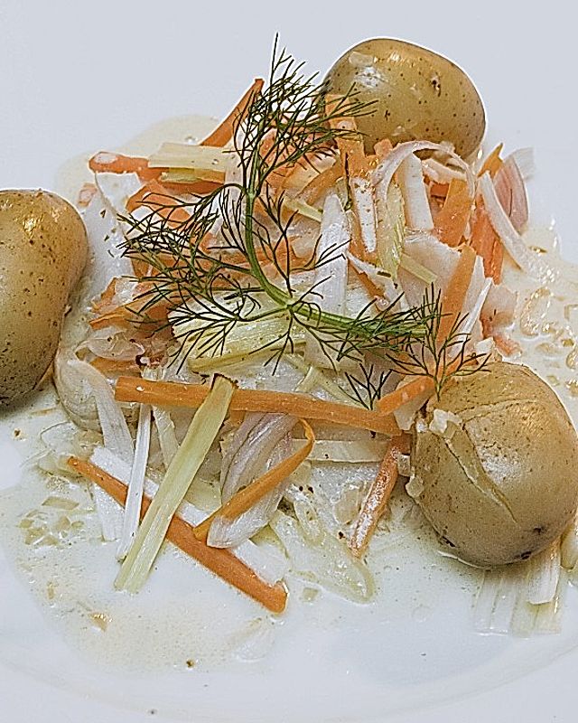 Heilbutt im Gemüsebett mit Senfsauce und kleinen Kartoffeln