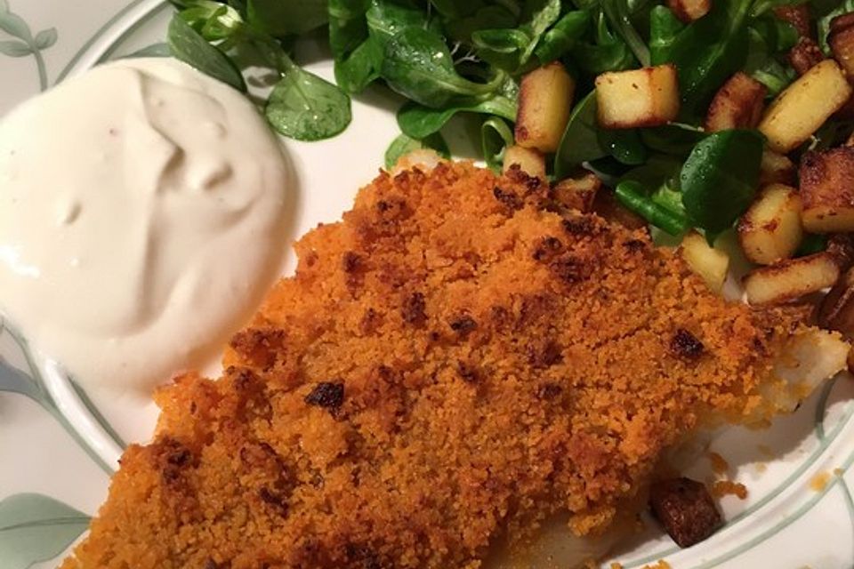 Lachs unter der Meerrettichkruste mit Feldsalat und Kartoffelcroutons