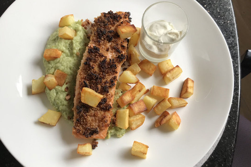 Lachs unter der Meerrettichkruste mit Feldsalat und Kartoffelcroutons