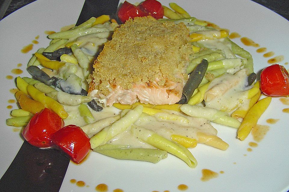 Lachs unter der Meerrettichkruste mit Feldsalat und Kartoffelcroutons