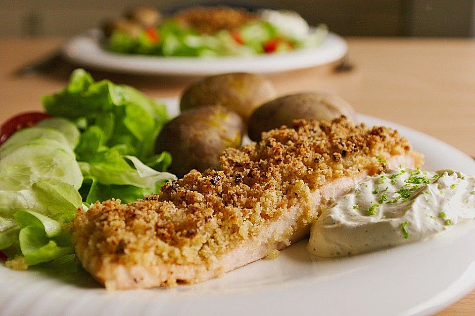 Lachs unter der Meerrettichkruste mit Feldsalat und Kartoffelcroutons