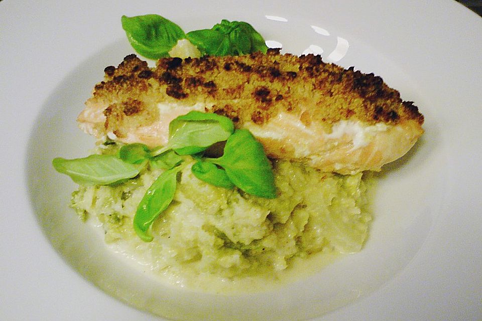 Lachs unter der Meerrettichkruste mit Feldsalat und Kartoffelcroutons