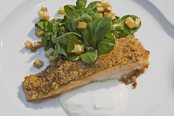 Lachs unter der Meerrettichkruste mit Feldsalat und Kartoffelcroutons ...