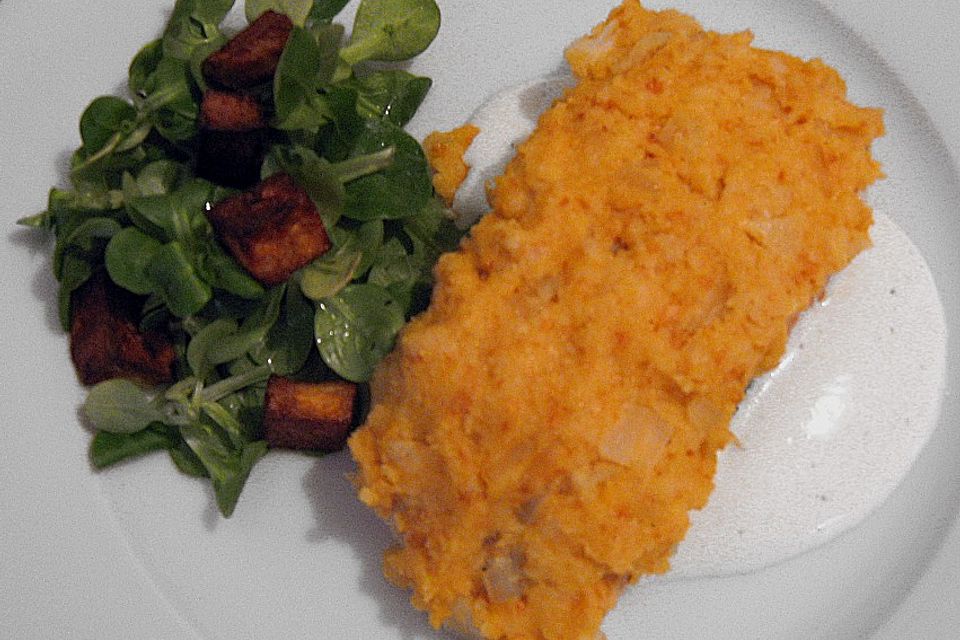 Lachs unter der Meerrettichkruste mit Feldsalat und Kartoffelcroutons