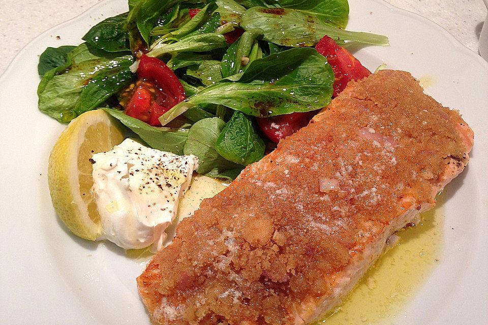 Lachs unter der Meerrettichkruste mit Feldsalat und Kartoffelcroutons