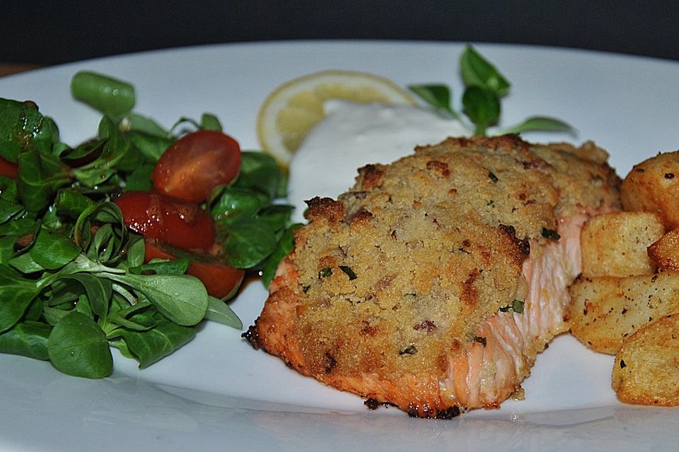 Lachs unter der Meerrettichkruste mit Feldsalat und Kartoffelcroutons