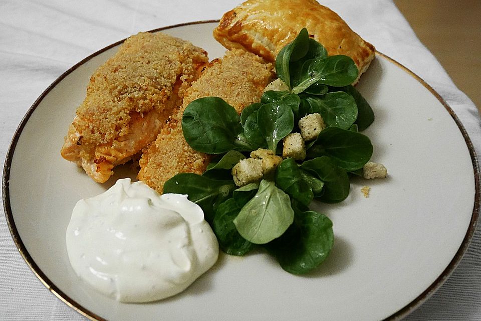 Lachs unter der Meerrettichkruste mit Feldsalat und Kartoffelcroutons