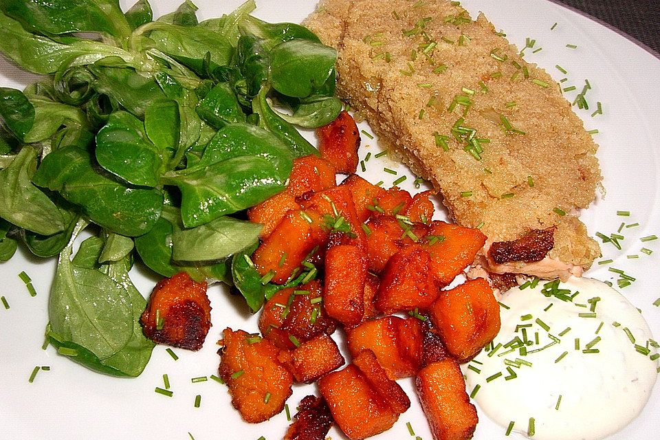 Lachs unter der Meerrettichkruste mit Feldsalat und Kartoffelcroutons