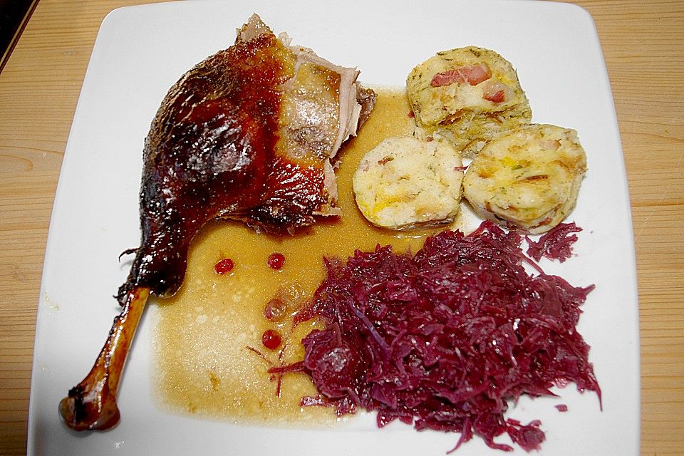 Gefüllter Gänsebraten mit Serviettenknödeln