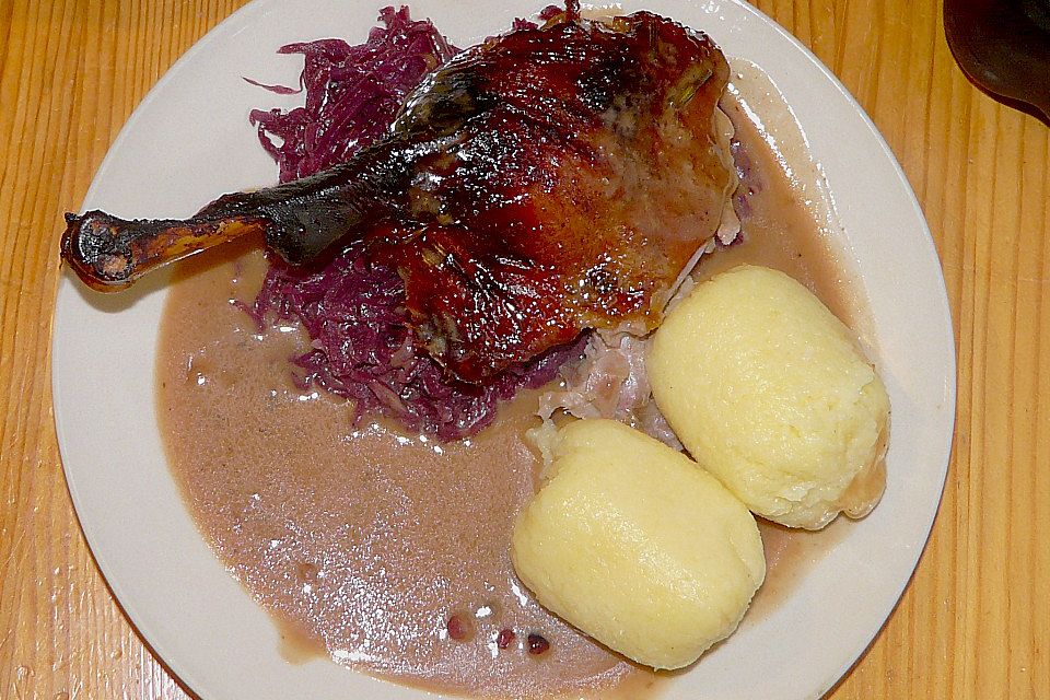 Gefüllter Gänsebraten mit Serviettenknödeln