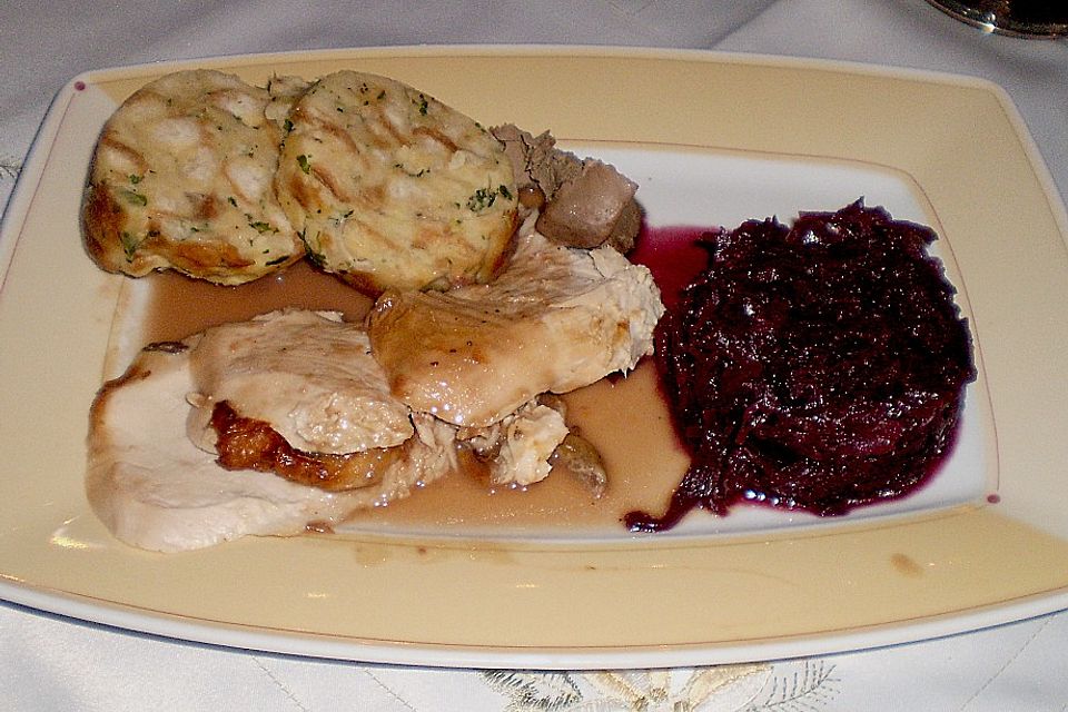 Gefüllter Gänsebraten mit Serviettenknödeln