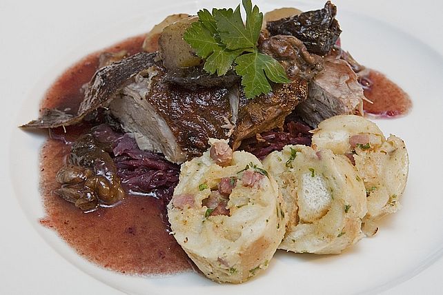 Gefüllter Gänsebraten mit Serviettenknödeln von chefkoch| Chefkoch