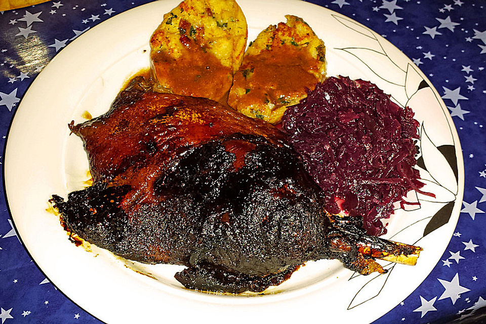 Gefüllter Gänsebraten mit Serviettenknödeln