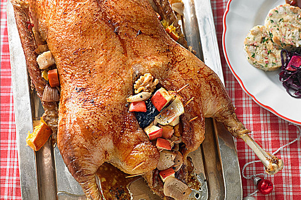 Gefüllter Gänsebraten mit Serviettenknödeln