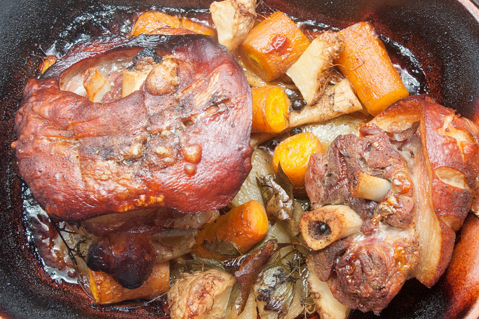 Schweinshaxe im Römertopf