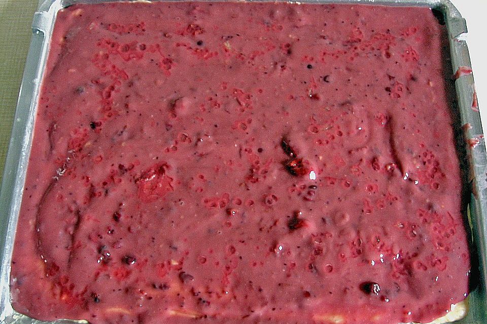 Rot Grütze - Butterkuchen mit Marzipan