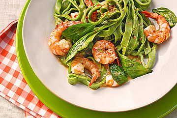 Grasgrüne Pasta mit Spinat und Scampi