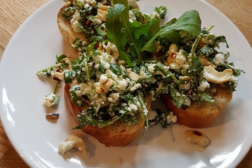 Bruschetta mit Rucola und Schafkäse