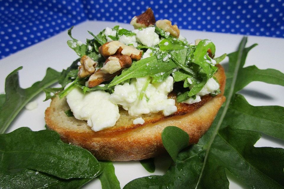 Bruschetta mit Rucola und Schafkäse