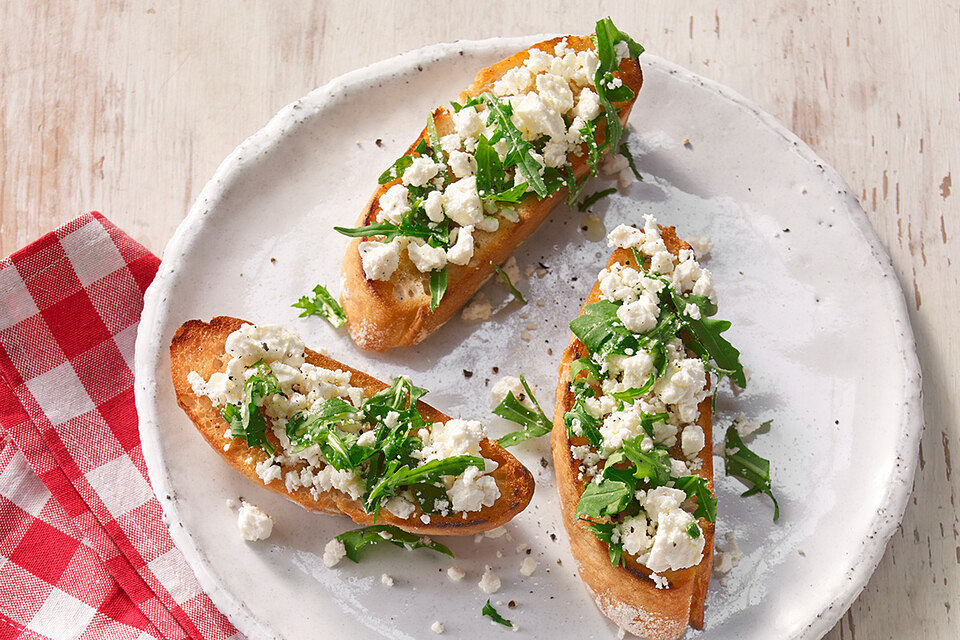 Bruschetta mit Rucola und Schafkäse