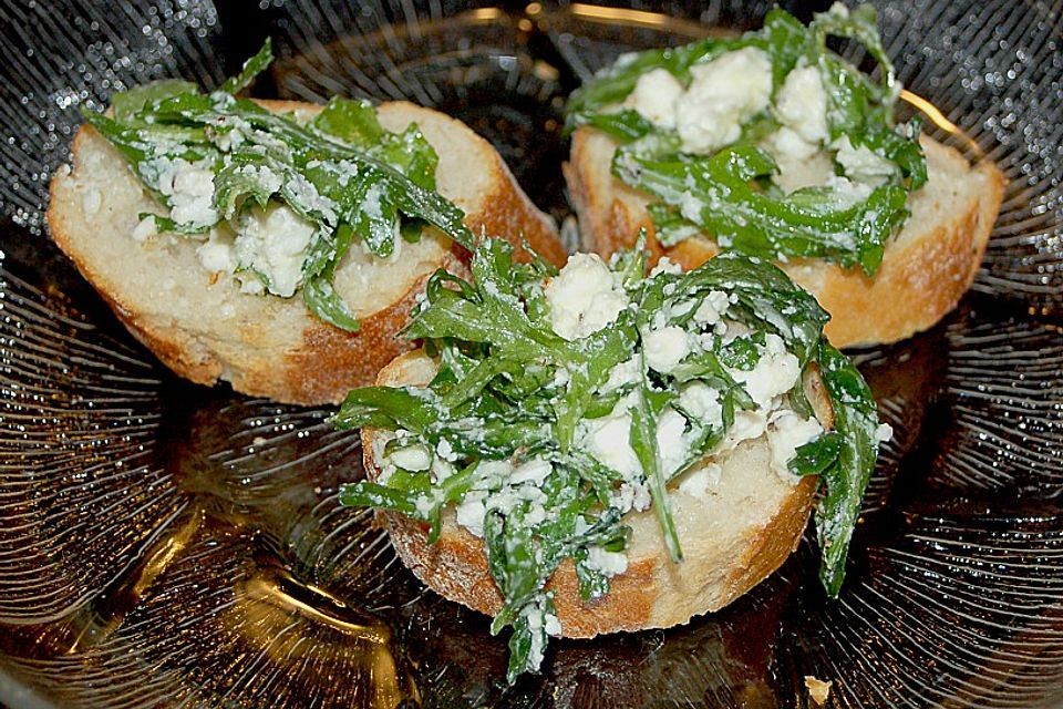 Bruschetta mit Rucola und Schafkäse