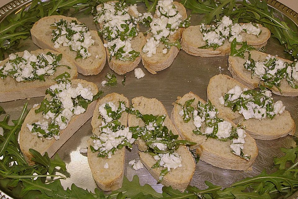 Bruschetta mit Rucola und Schafkäse