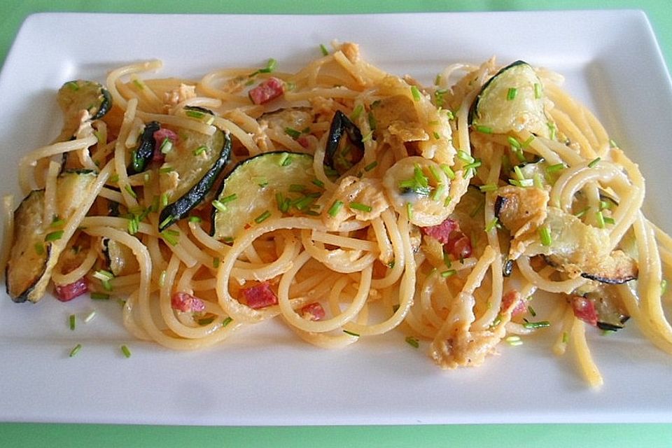 Spaghettipfanne mit gebratenen Zucchini