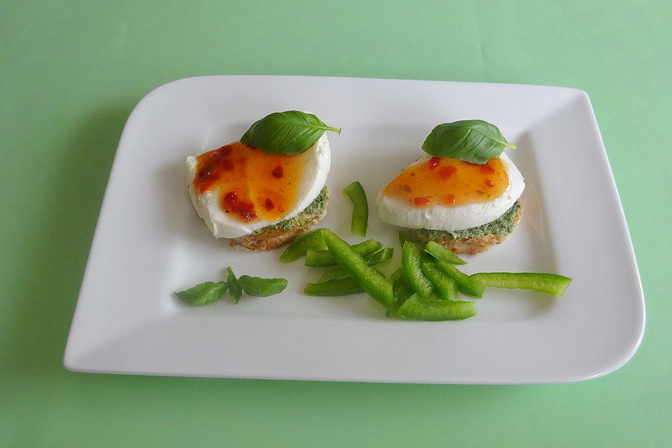 Canapes mit Pesto und Mozzarella