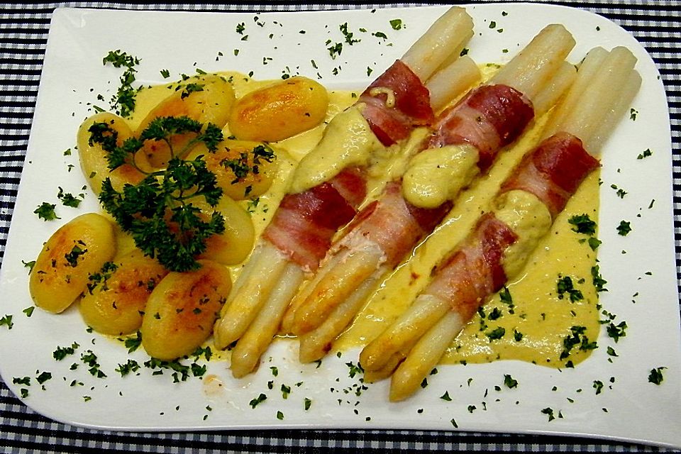 Spargel im Speckmantel mit einer Lauchcremesauce