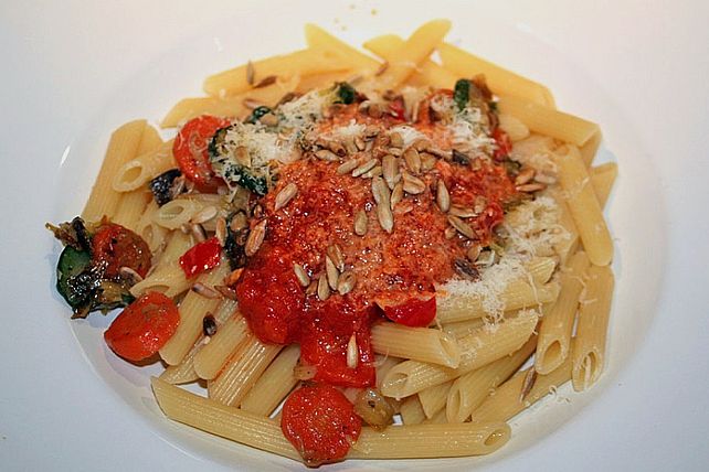 Penne mit gebratenem Gemüse und Tomatensauce von feuervogel| Chefkoch