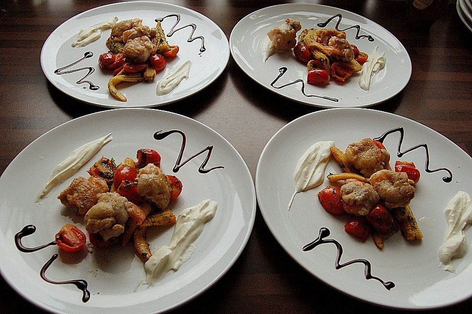 Gefüllte Hähnchenflügel mit Garnelen auf gebratenem Fingermais