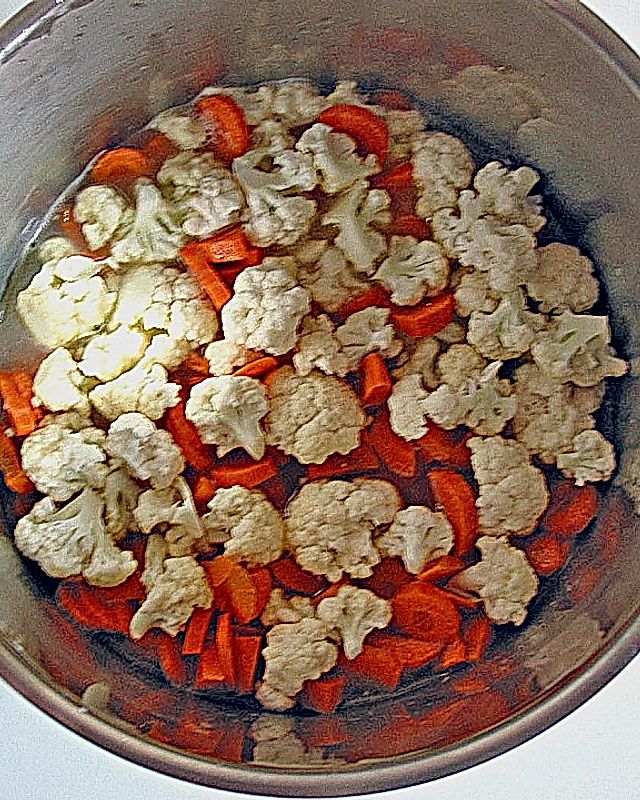 Gemüsesuppe mit Grießklößchen