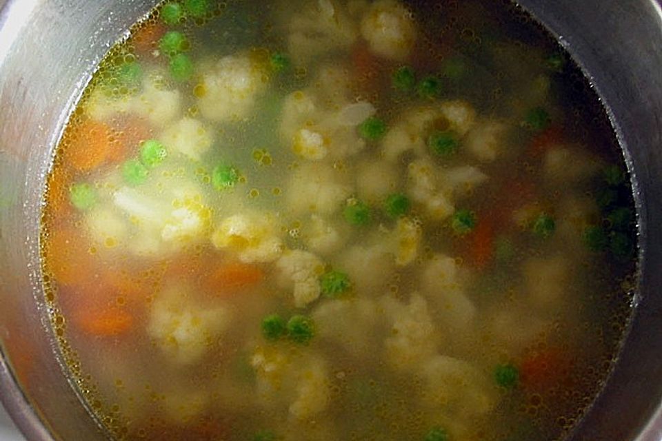 Gemüsesuppe mit Grießklößchen