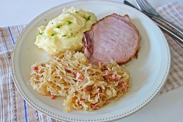 Was Passt Zu Kassler Und Sauerkraut Sauerkraut mit Kartoffelpüree und Kasseler von äüöp| Chefkoch