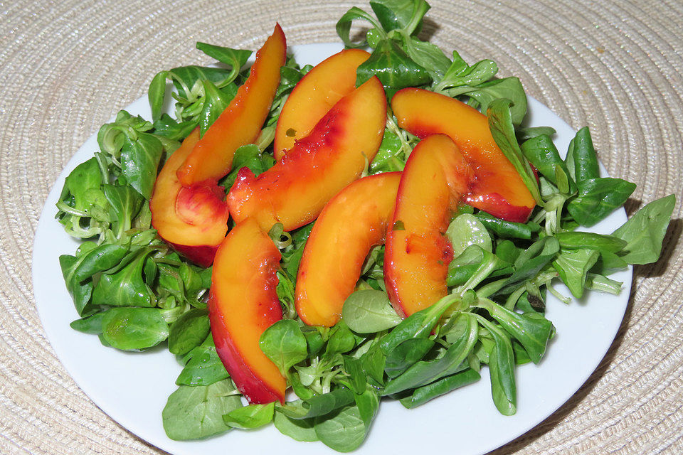 Salatdressing mit gebratenen Nektarinenscheiben zu Feldsalat