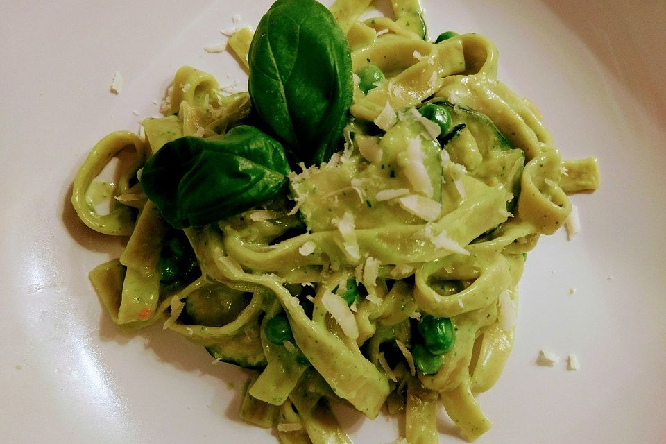 Pasta in Basilikumsahne mit Zucchini und Erbsen