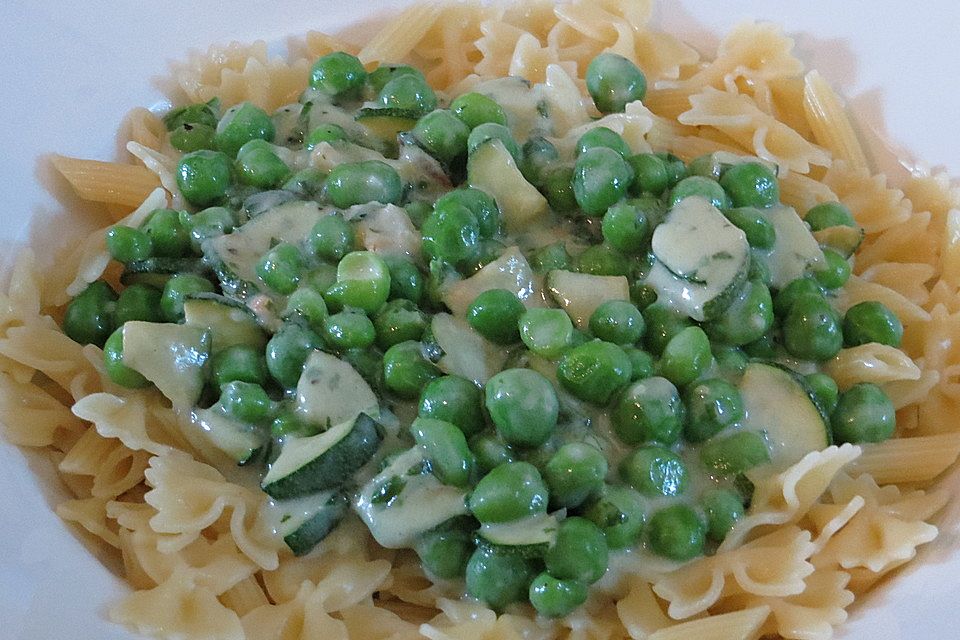 Pasta in Basilikumsahne mit Zucchini und Erbsen