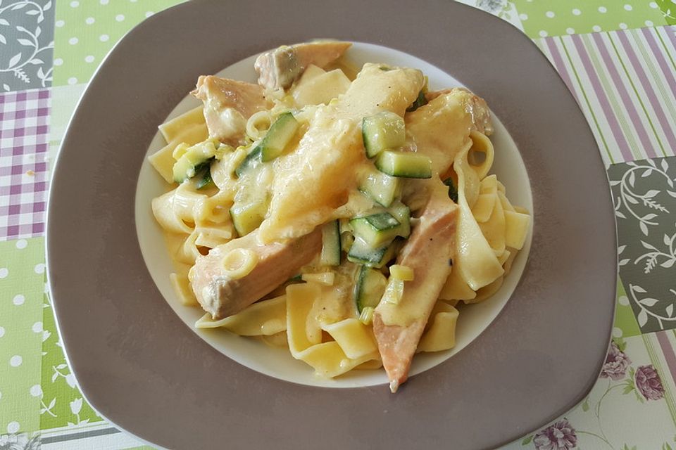 Pasta mit Lachsstreifen in Curryrahm