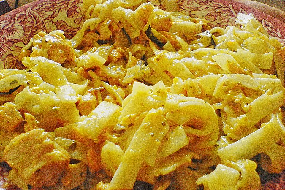 Pasta mit Lachsstreifen in Curryrahm